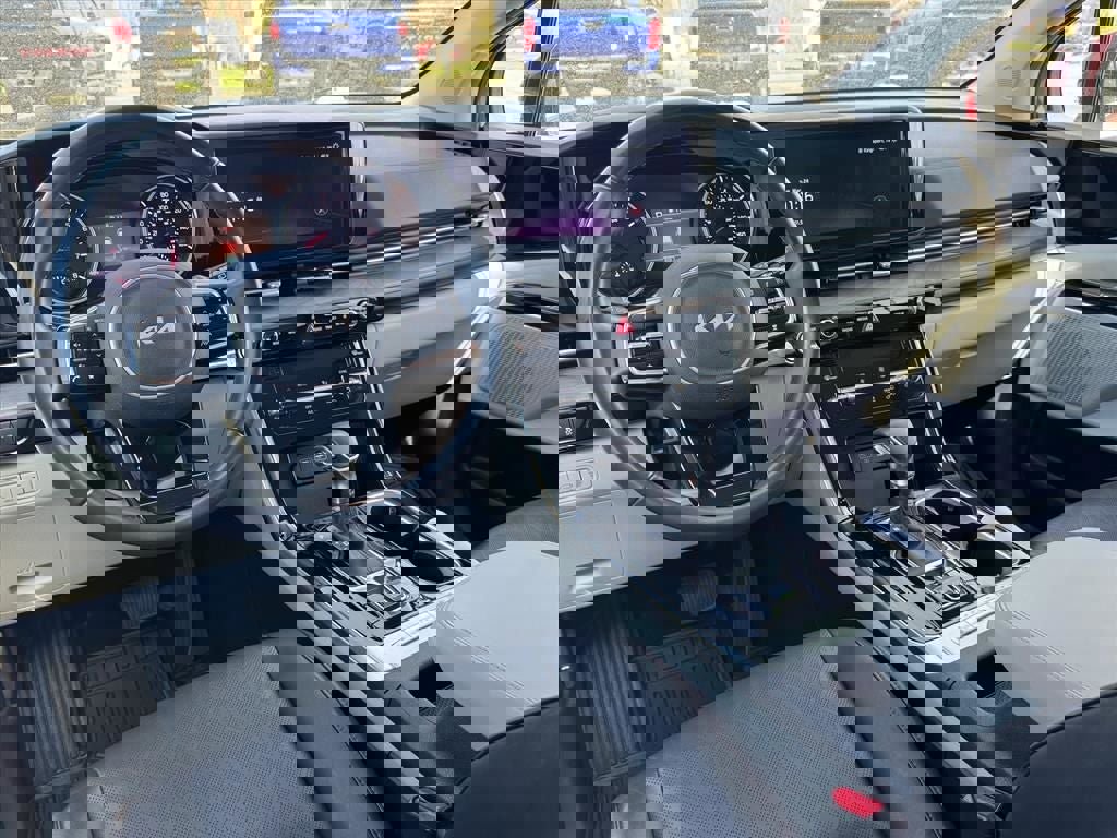 Used 2024 Kia Carnival EX image 12