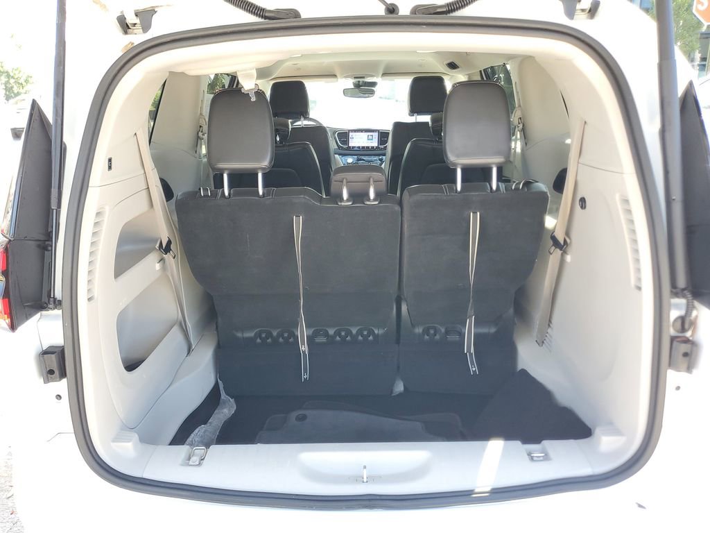 Used 2023 Chrysler Pacifica Touring-L FWD image 8