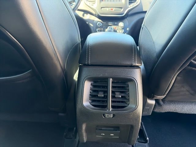 Used 2020 Jeep Cherokee Latitude Plus w/ Cold Weather Group FWD image 38