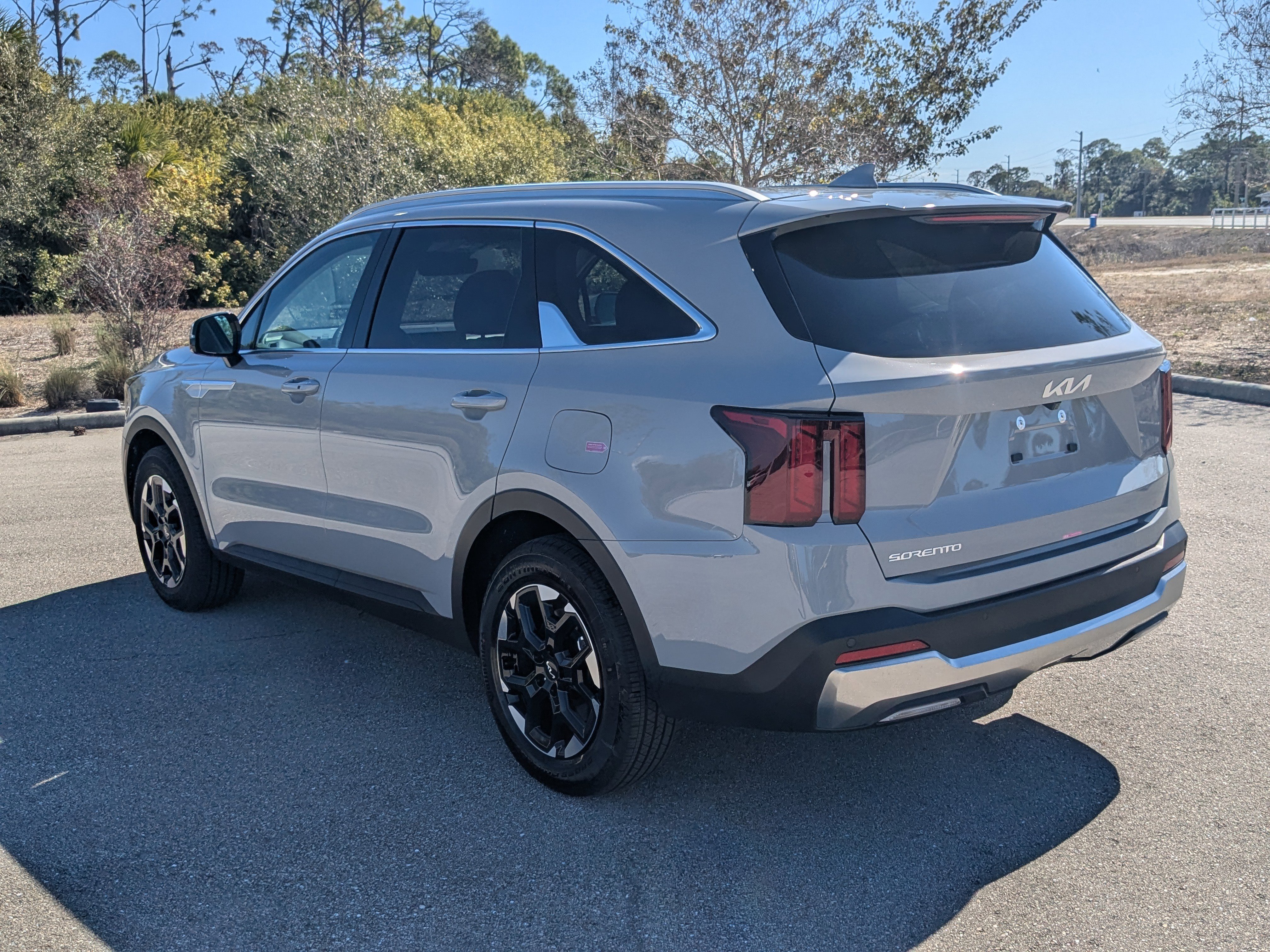 Certified 2025 Kia Sorento S w/ Panoramic Sunroof Package image 7