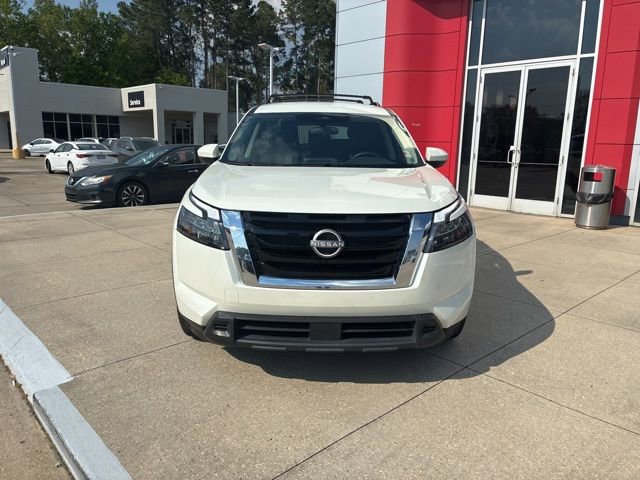 Used 2024 Nissan Pathfinder SV image 2