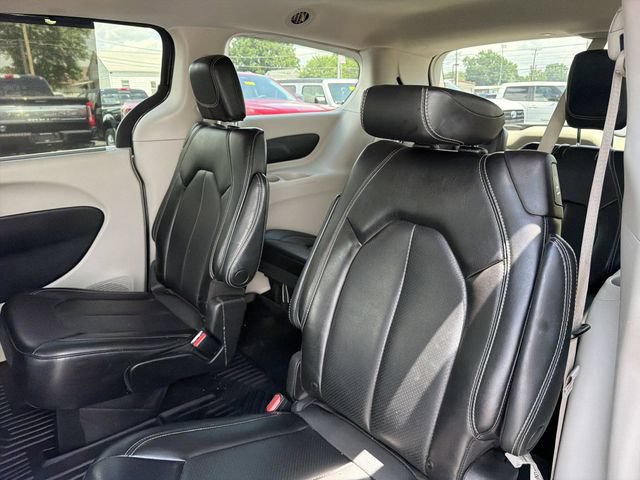 Used 2023 Chrysler Pacifica Touring-L FWD image 12