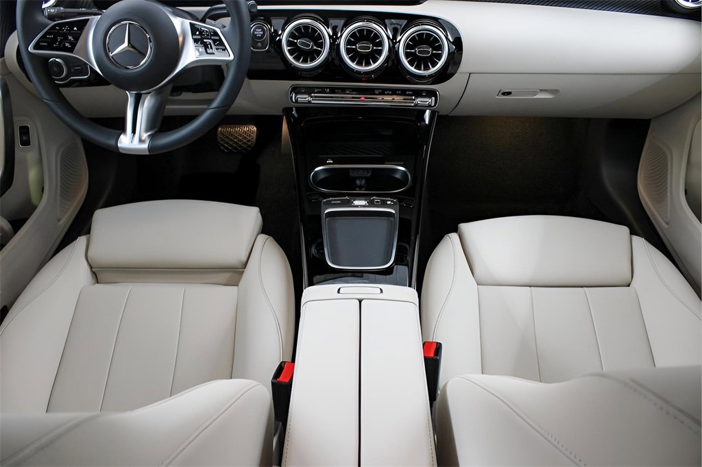 Used 2025 Mercedes-Benz CLA 250 image 23