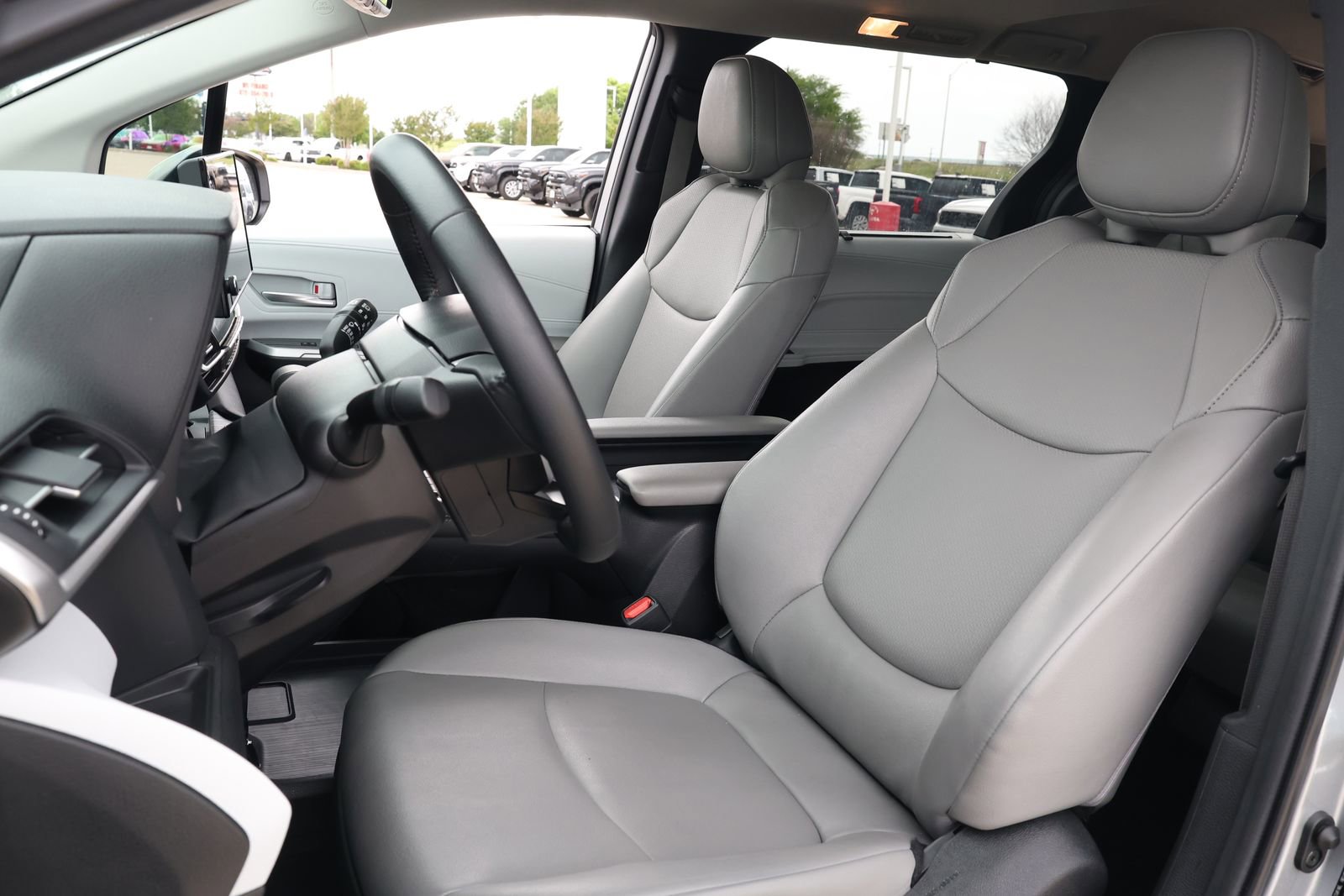 Used 2025 Toyota Sienna XLE image 27