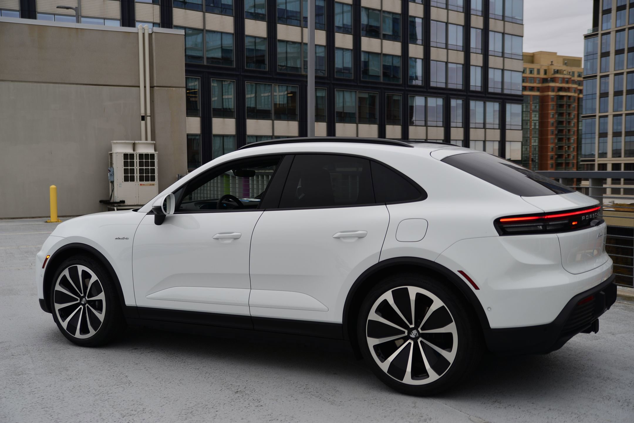 New 2025 Porsche Macan Electric RWD image 3