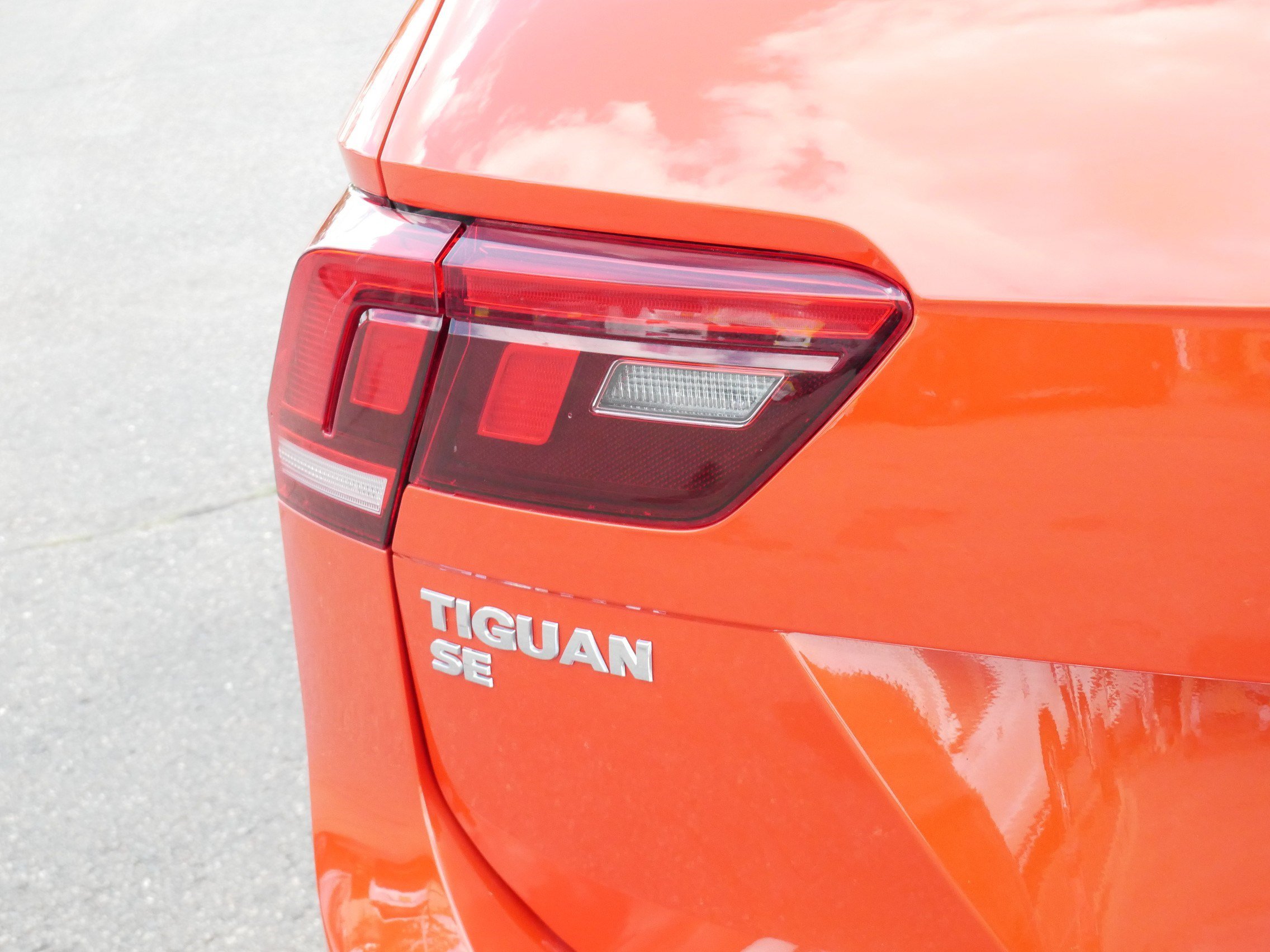 Used 2019 Volkswagen Tiguan SE w/ Panoramic Sunroof Package AWD/4WD image 16