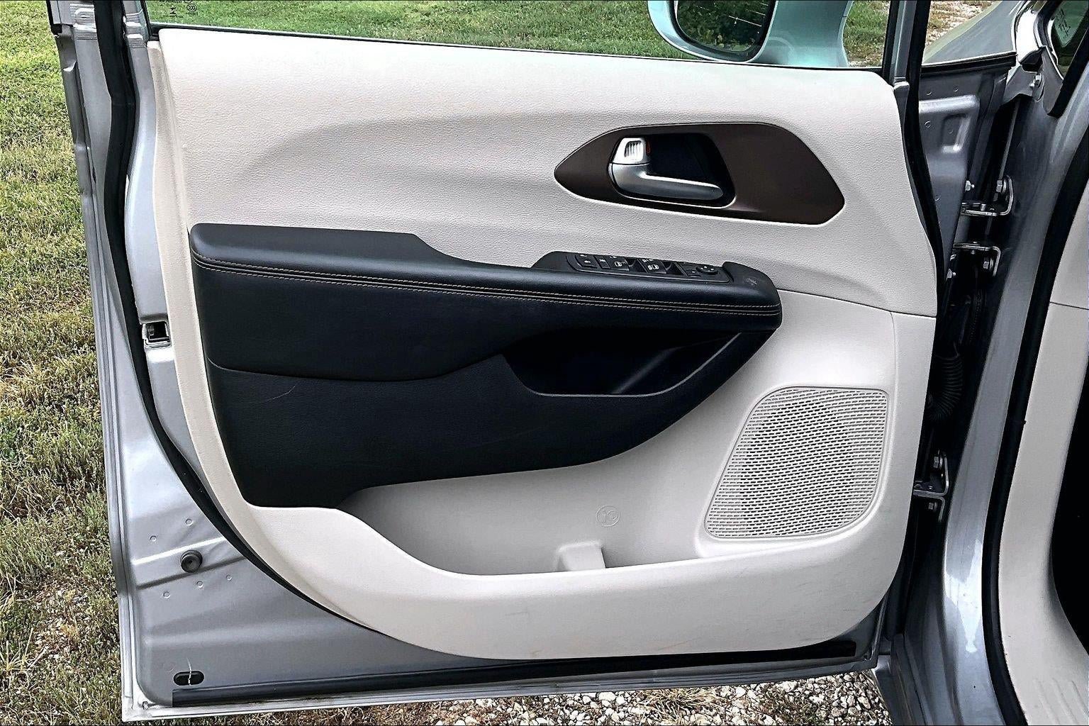 Used 2018 Chrysler Pacifica Touring-L FWD image 24
