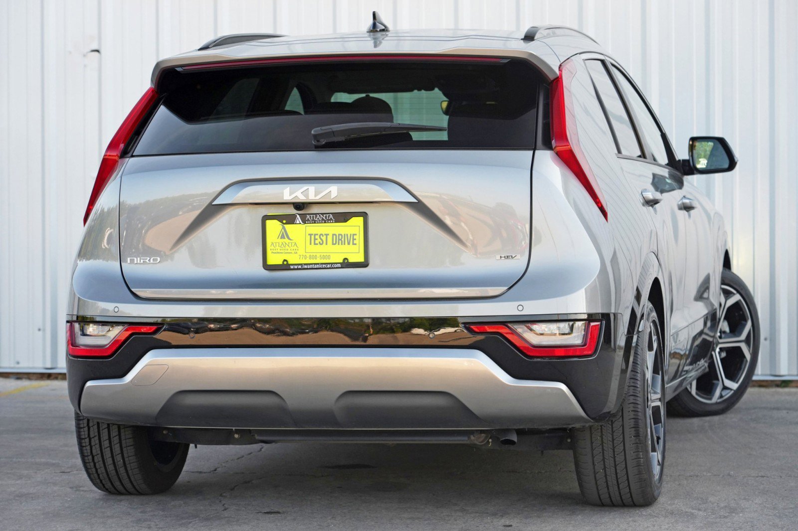 Used 2023 Kia Niro SX Touring image 4