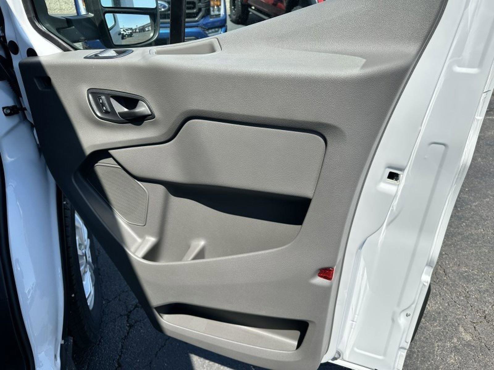 Used 2023 Ford E-Transit Medium Roof image 20