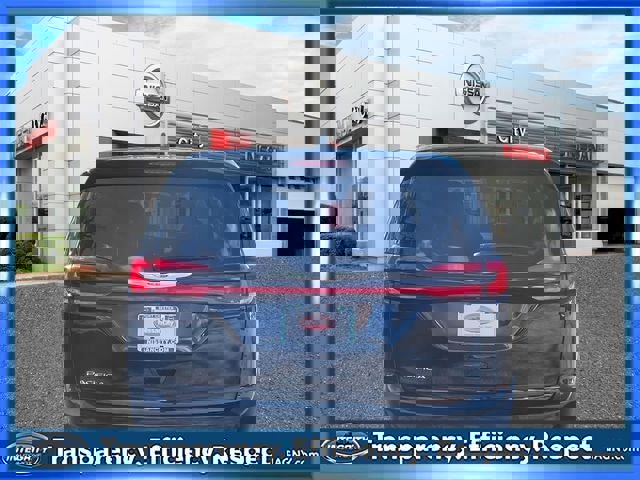 Used 2025 Chrysler Pacifica Select image 7