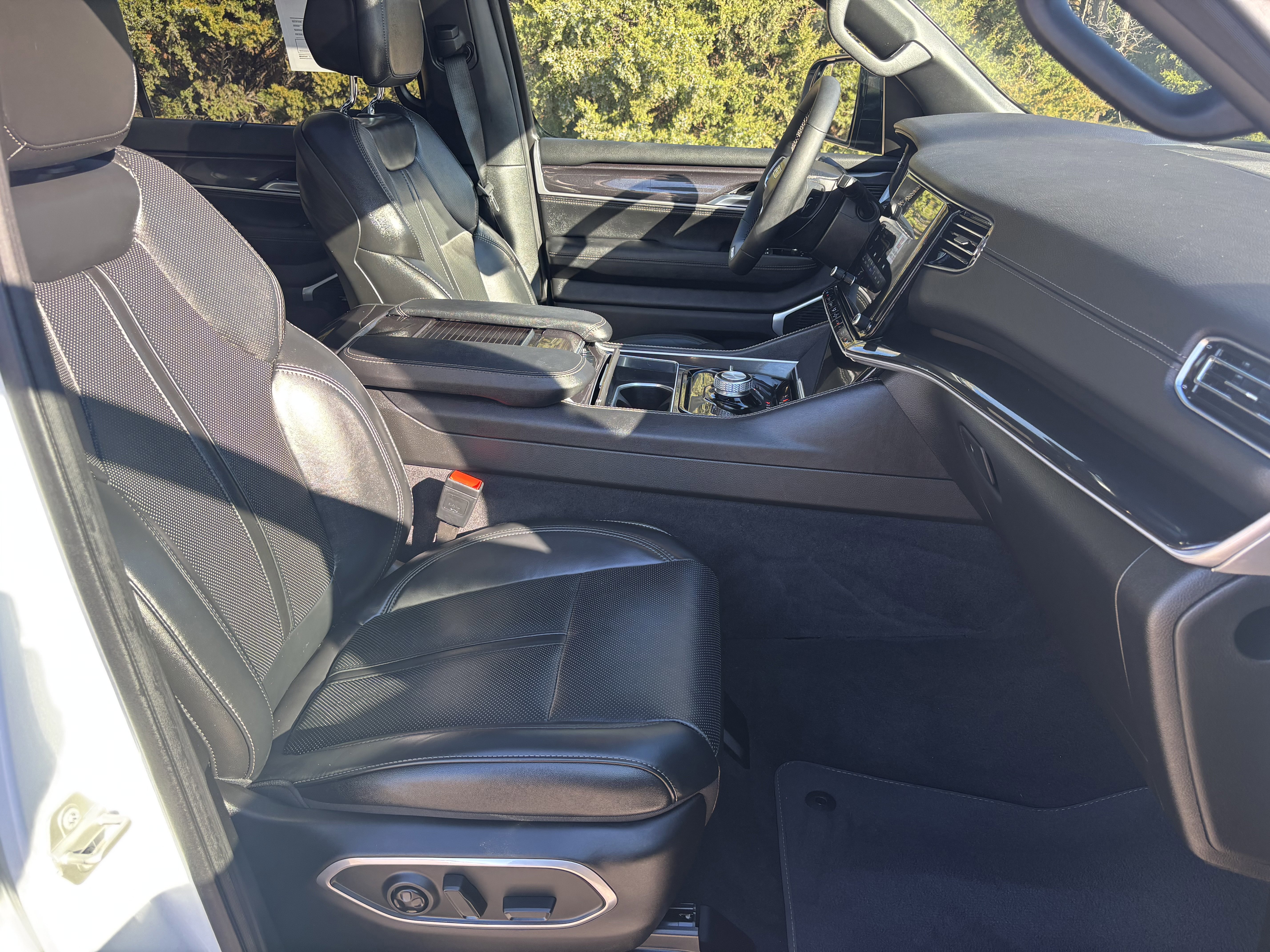 Used 2024 Jeep Wagoneer 4WD w/ Premium Group I image 32