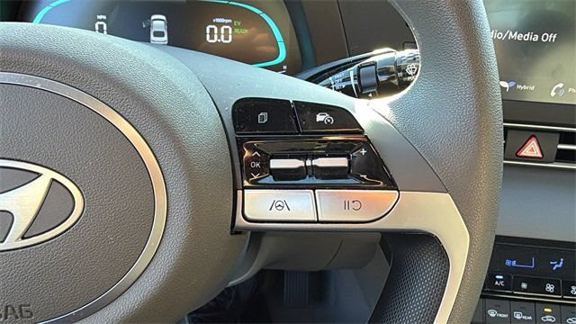 Used 2025 Hyundai Elantra Hybrid FWD image 19