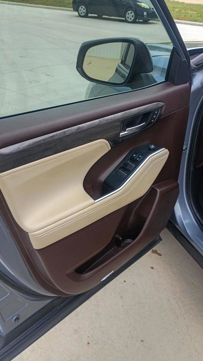 Used 2022 Toyota Highlander Platinum image 9