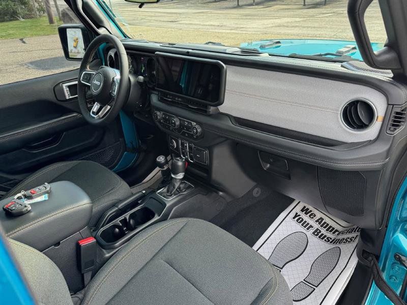 Used 2024 Jeep Wrangler Sahara image 13