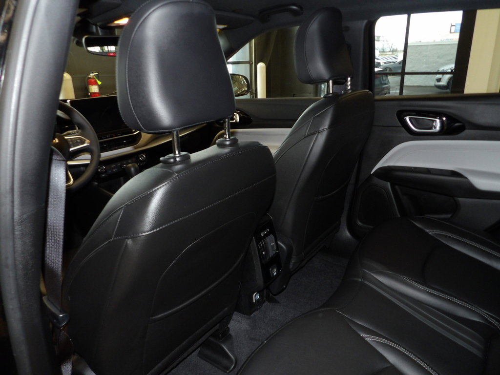 Used 2025 Jeep Compass Limited image 21