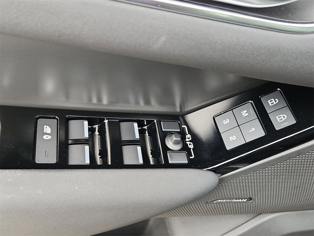 Used 2024 Land Rover Range Rover Velar Dynamic SE image 12