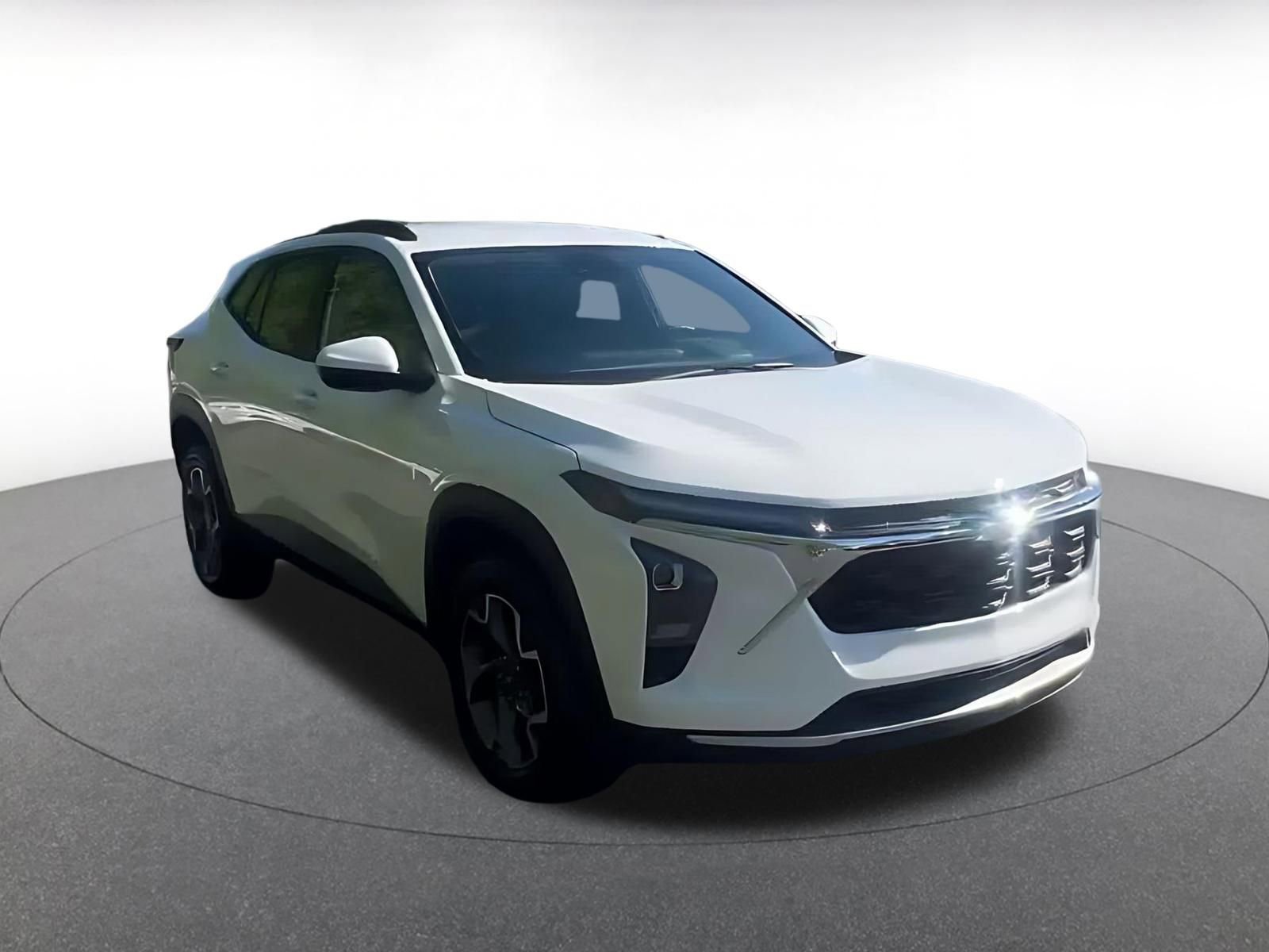 Used 2025 Chevrolet Trax LT w/ LT Convenience Package FWD image 3