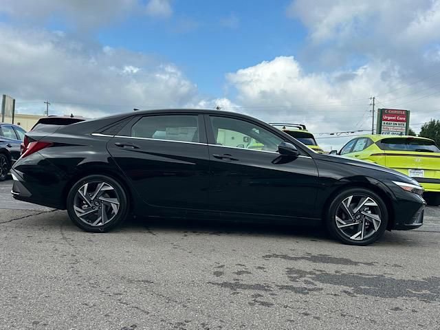 New 2025 Hyundai Elantra Limited image 3