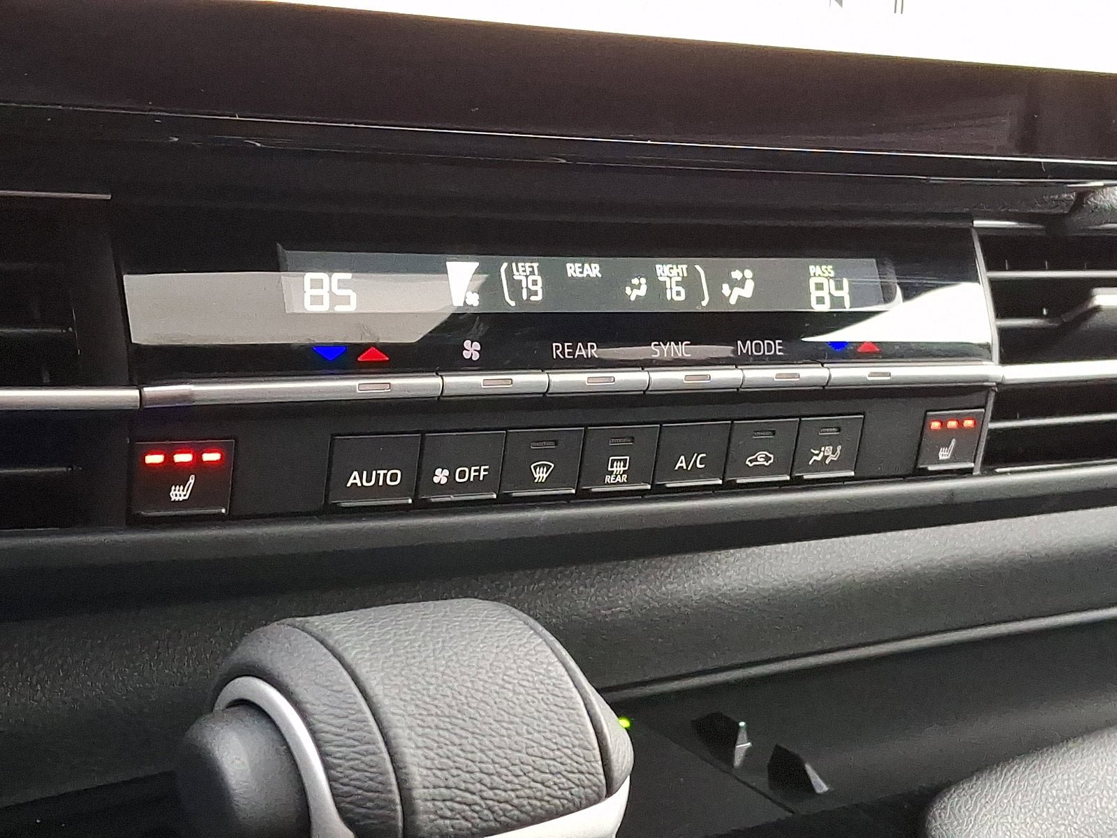 Used 2025 Toyota Sienna XSE FWD image 16