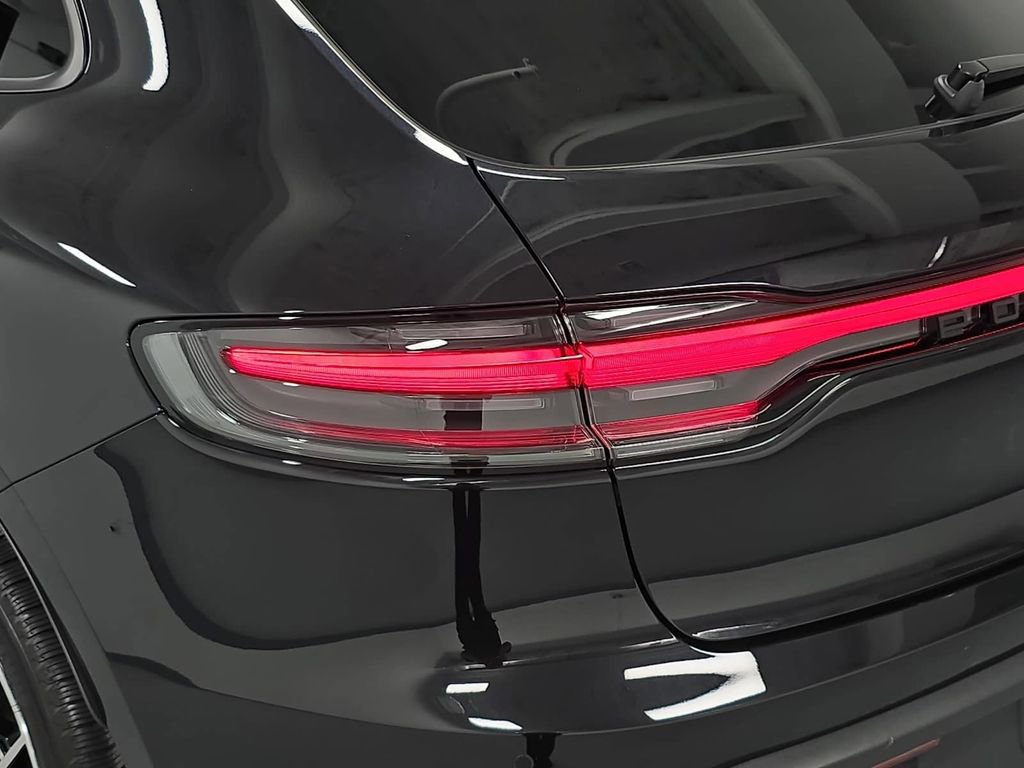 Certified 2025 Porsche Macan AWD/4WD image 30