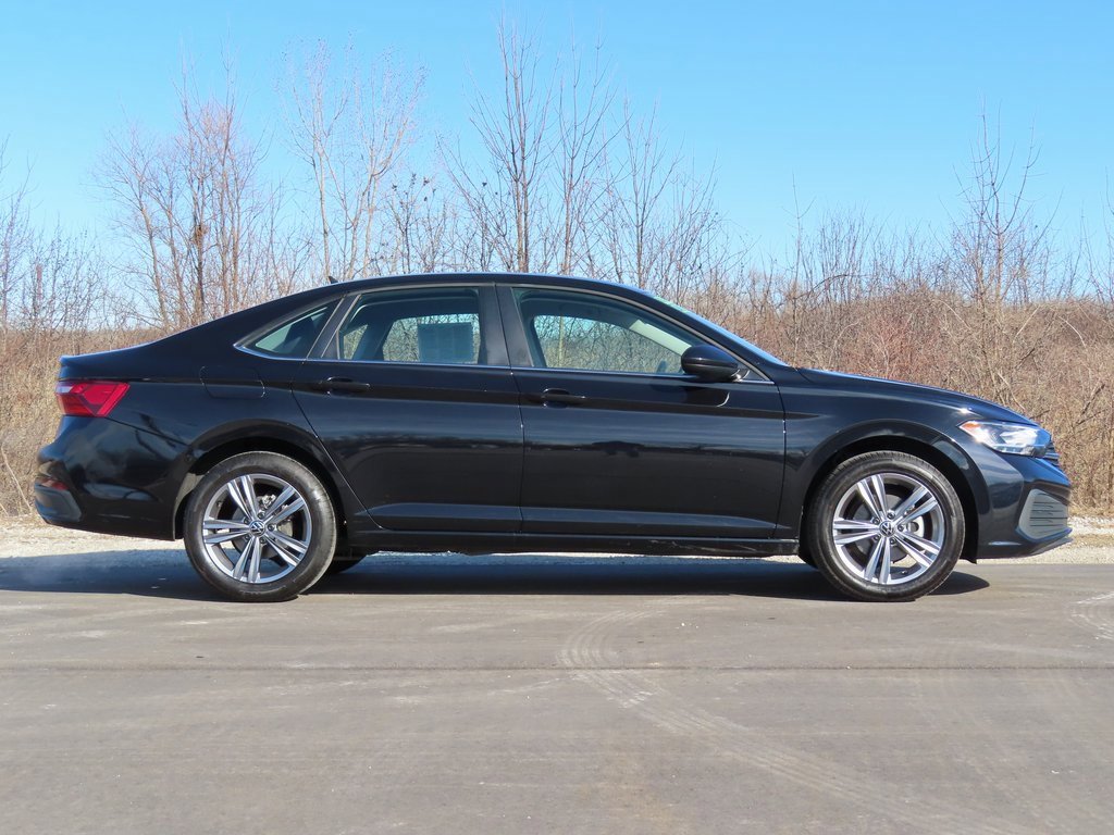 Used 2024 Volkswagen Jetta SE image 2
