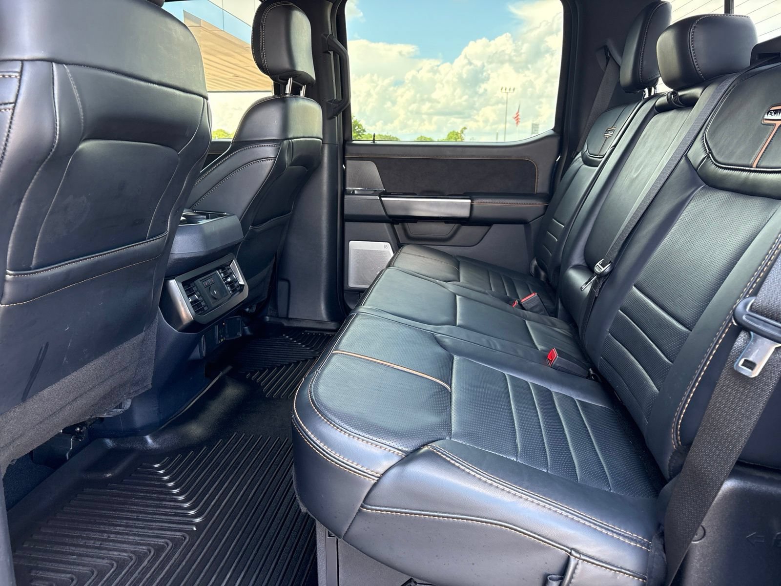 Used 2023 Ford F250 Platinum w/ FX4 Off-Road Package AWD/4WD image 19