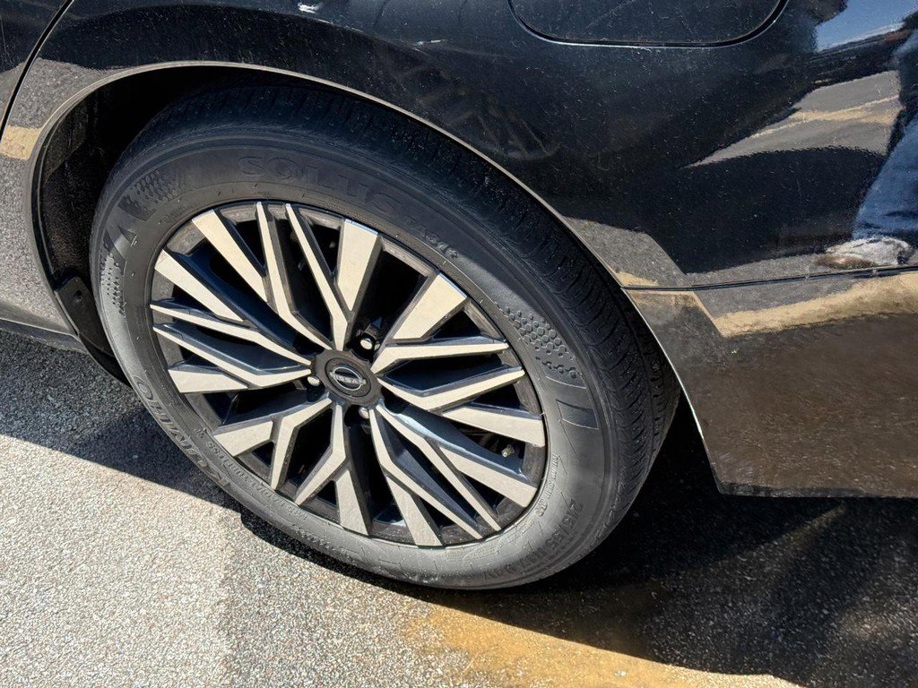 Used 2024 Nissan Altima 2.5 SV FWD image 12