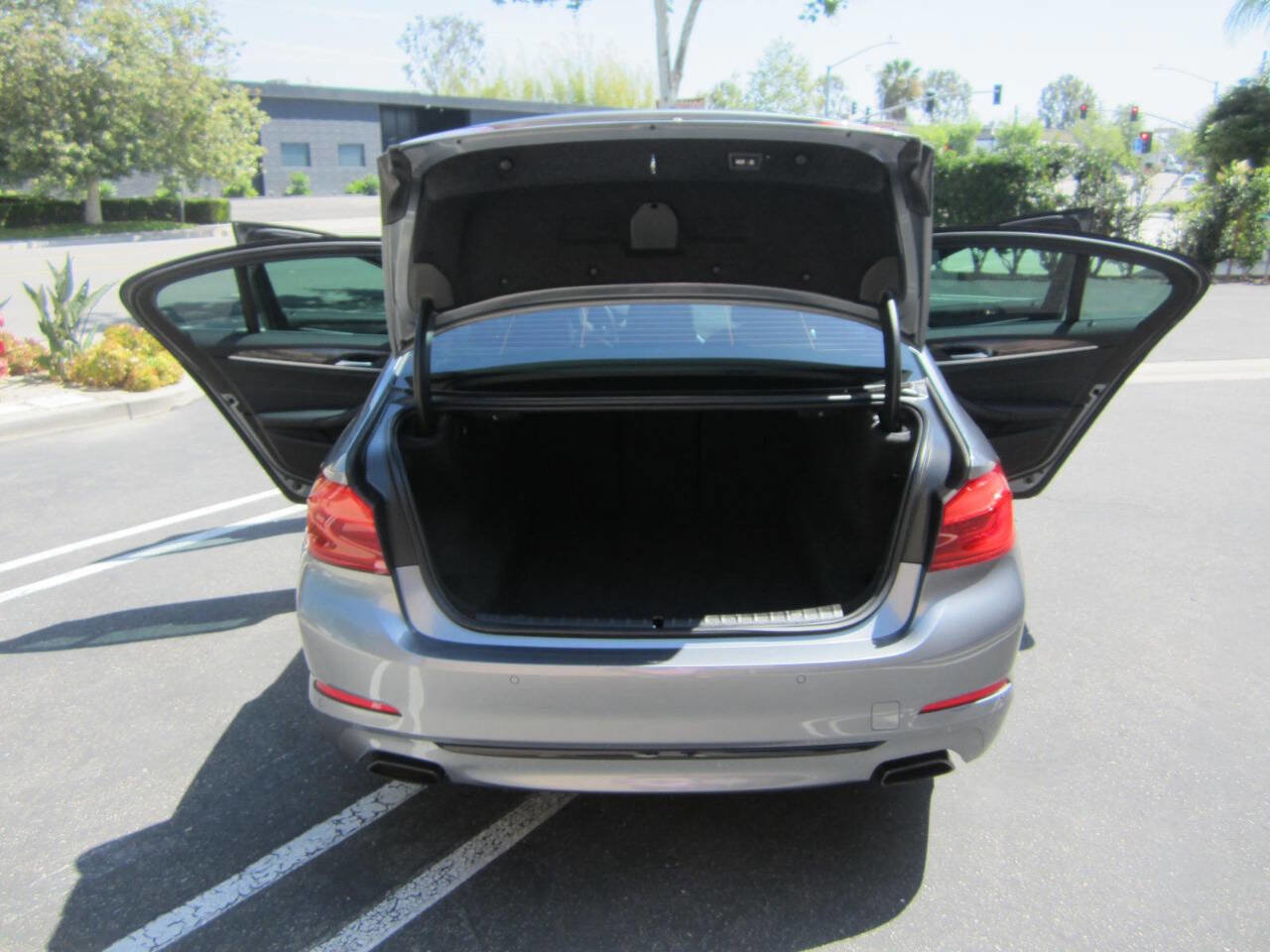 Used 2018 BMW 540i w/ Premium Package image 10