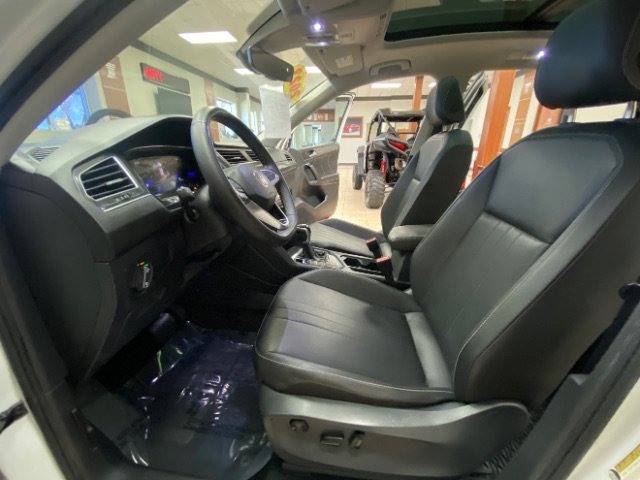 Used 2023 Volkswagen Tiguan SE w/ Panoramic Sunroof Package FWD image 27