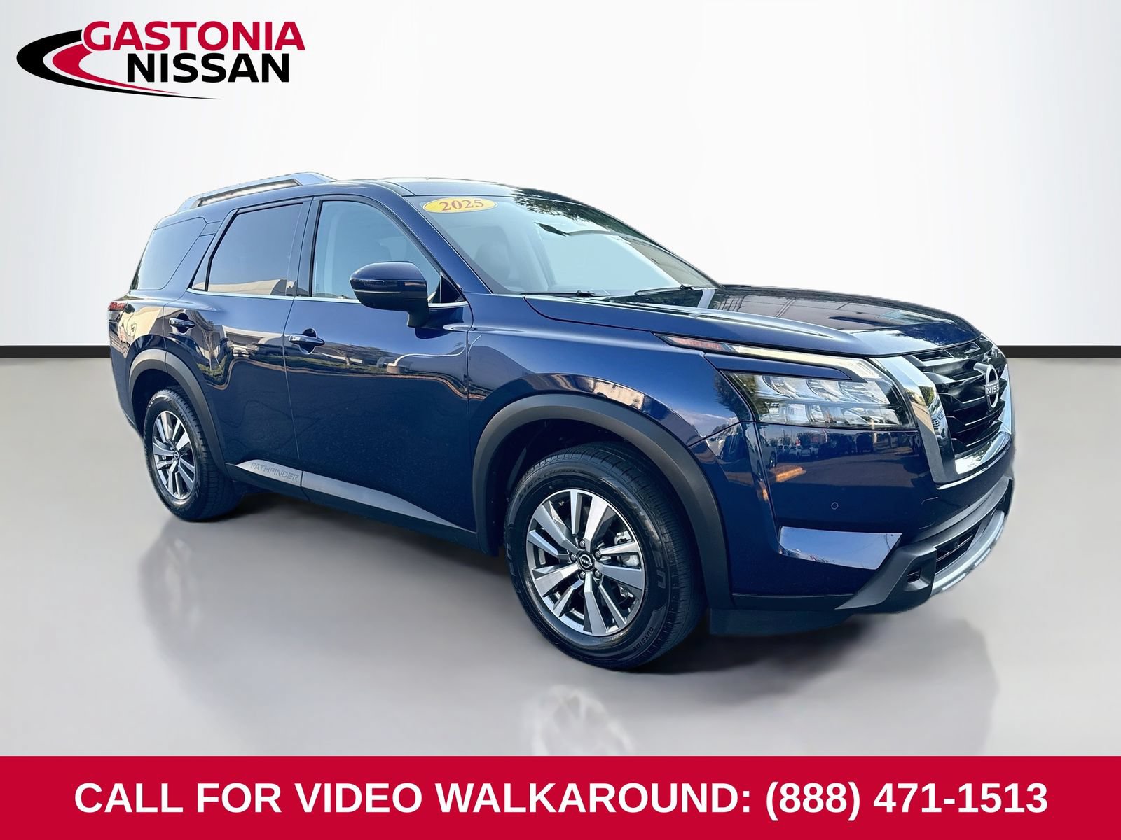 Used 2025 Nissan Pathfinder SL FWD image 1