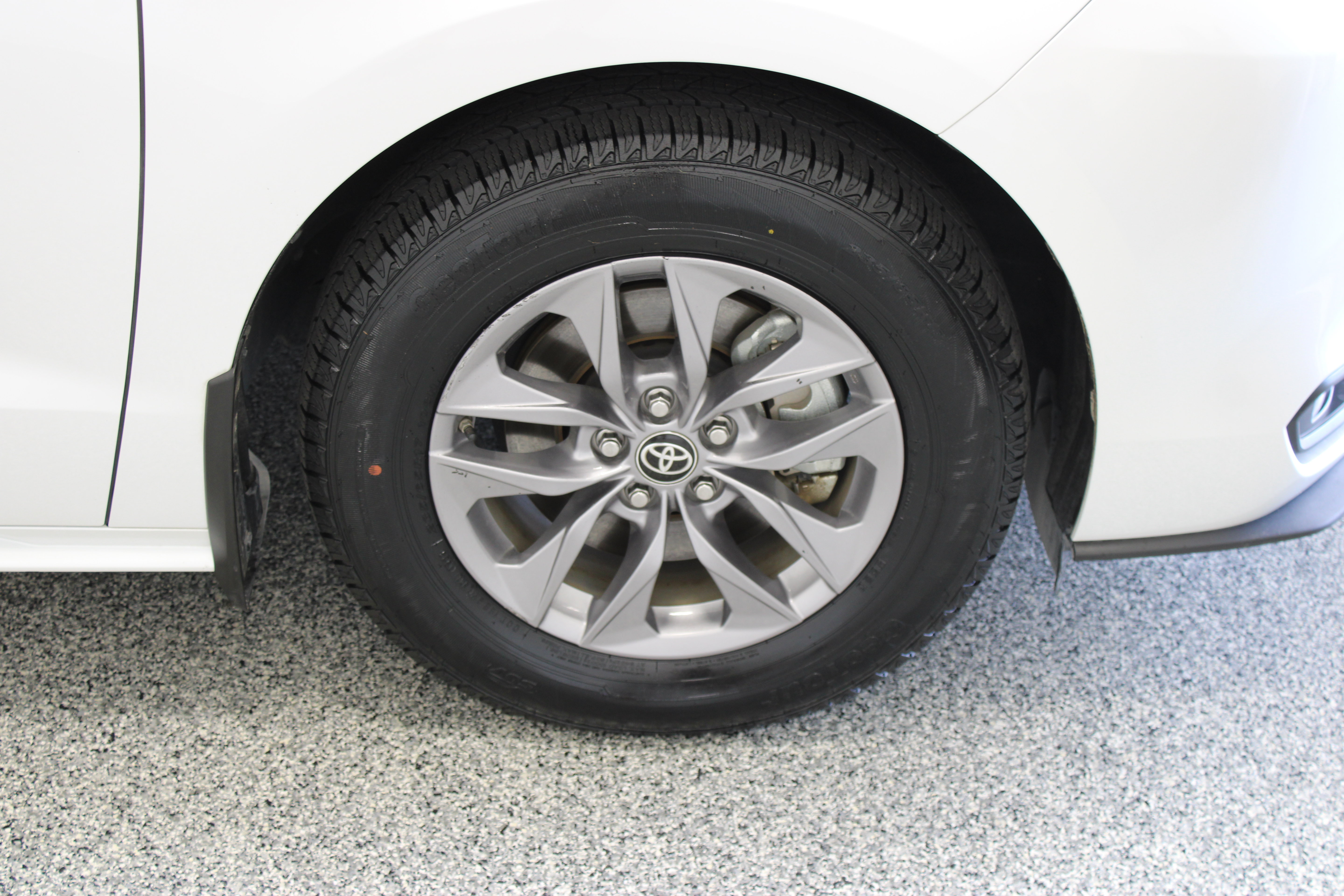 Used 2025 Toyota Sienna XLE FWD image 5