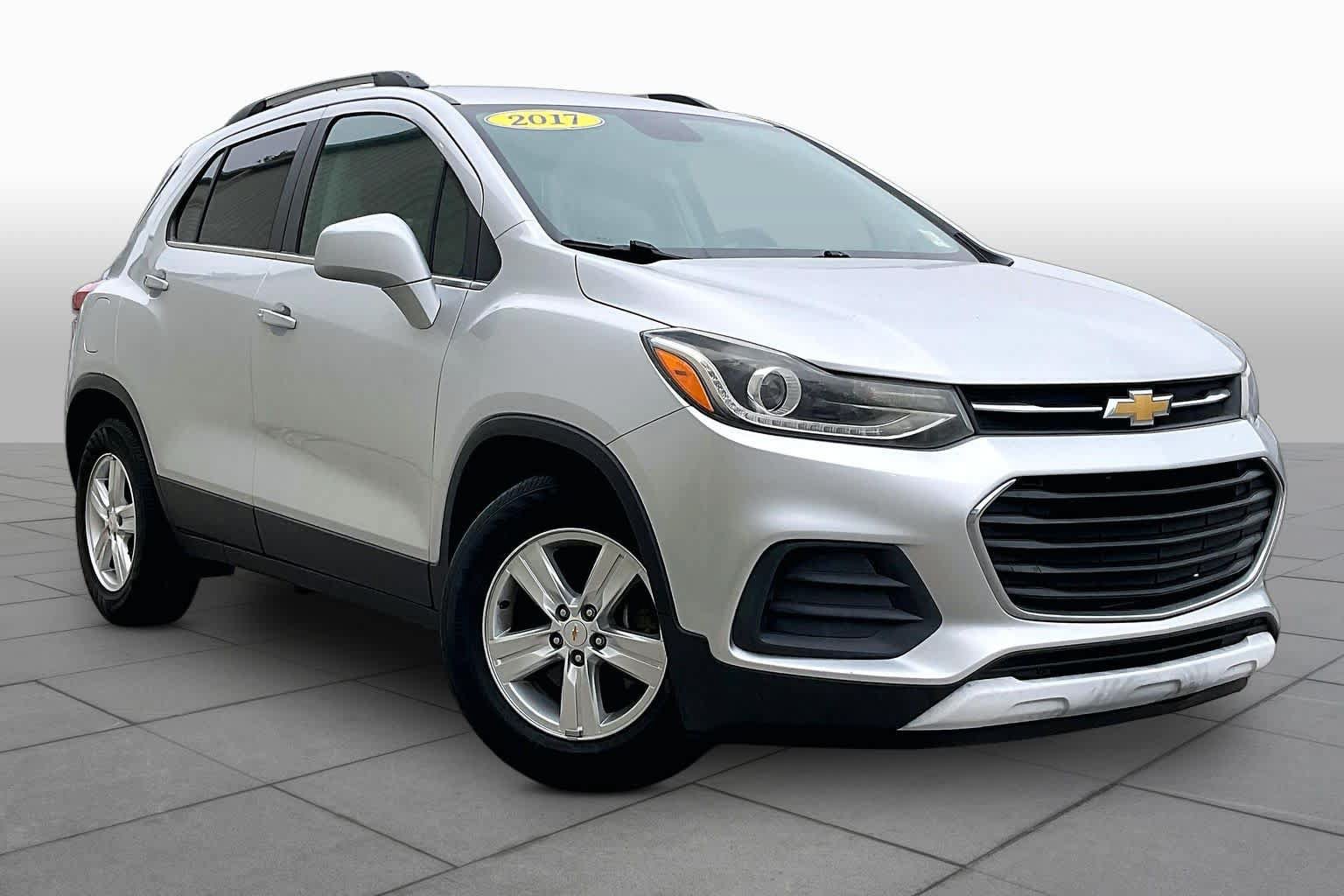 Used 2017 Chevrolet Trax LT w/ LT Convenience Package FWD image 2