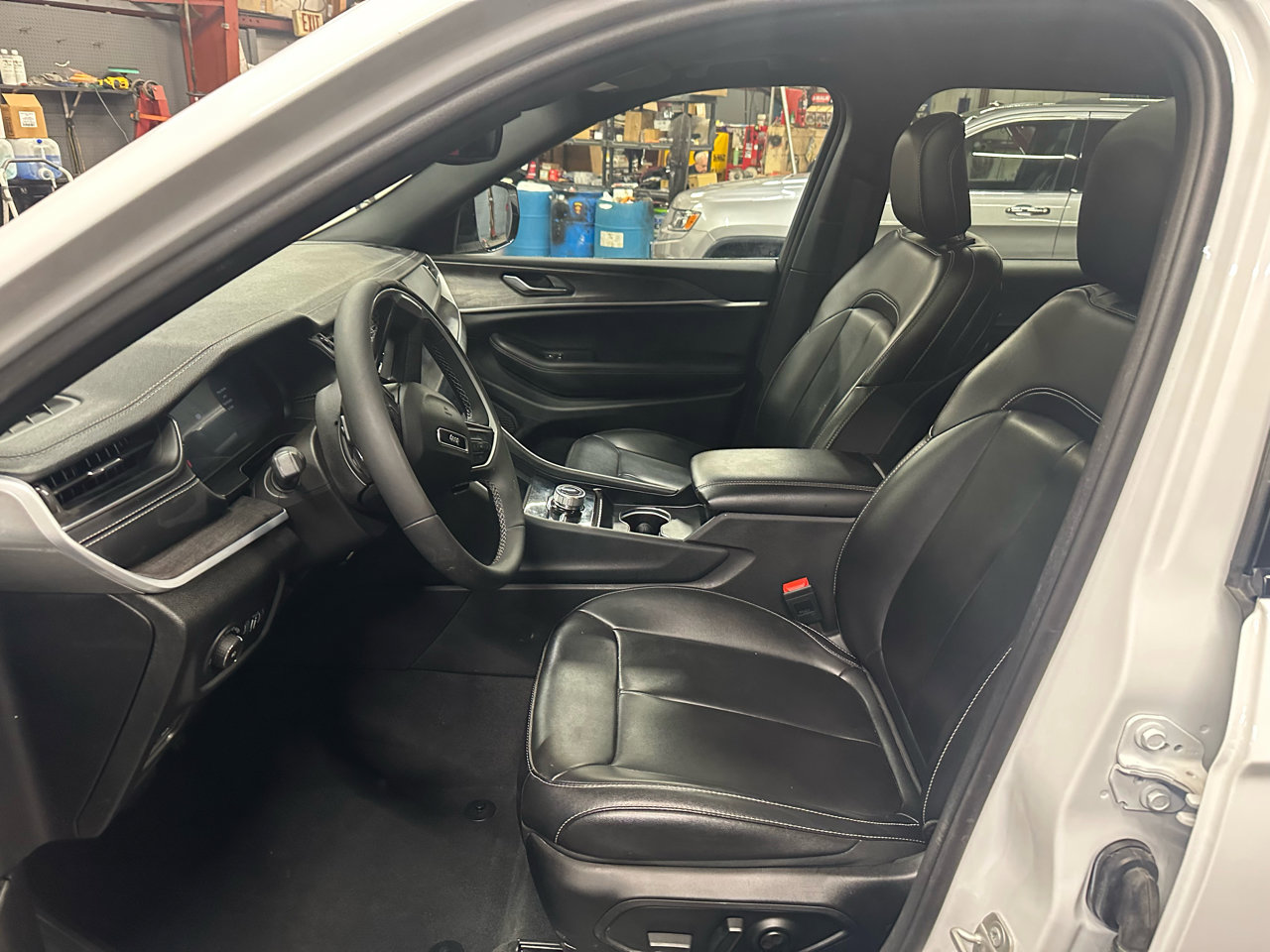 Used 2024 Jeep Grand Cherokee L Limited w/ Black Appearance Package image 10