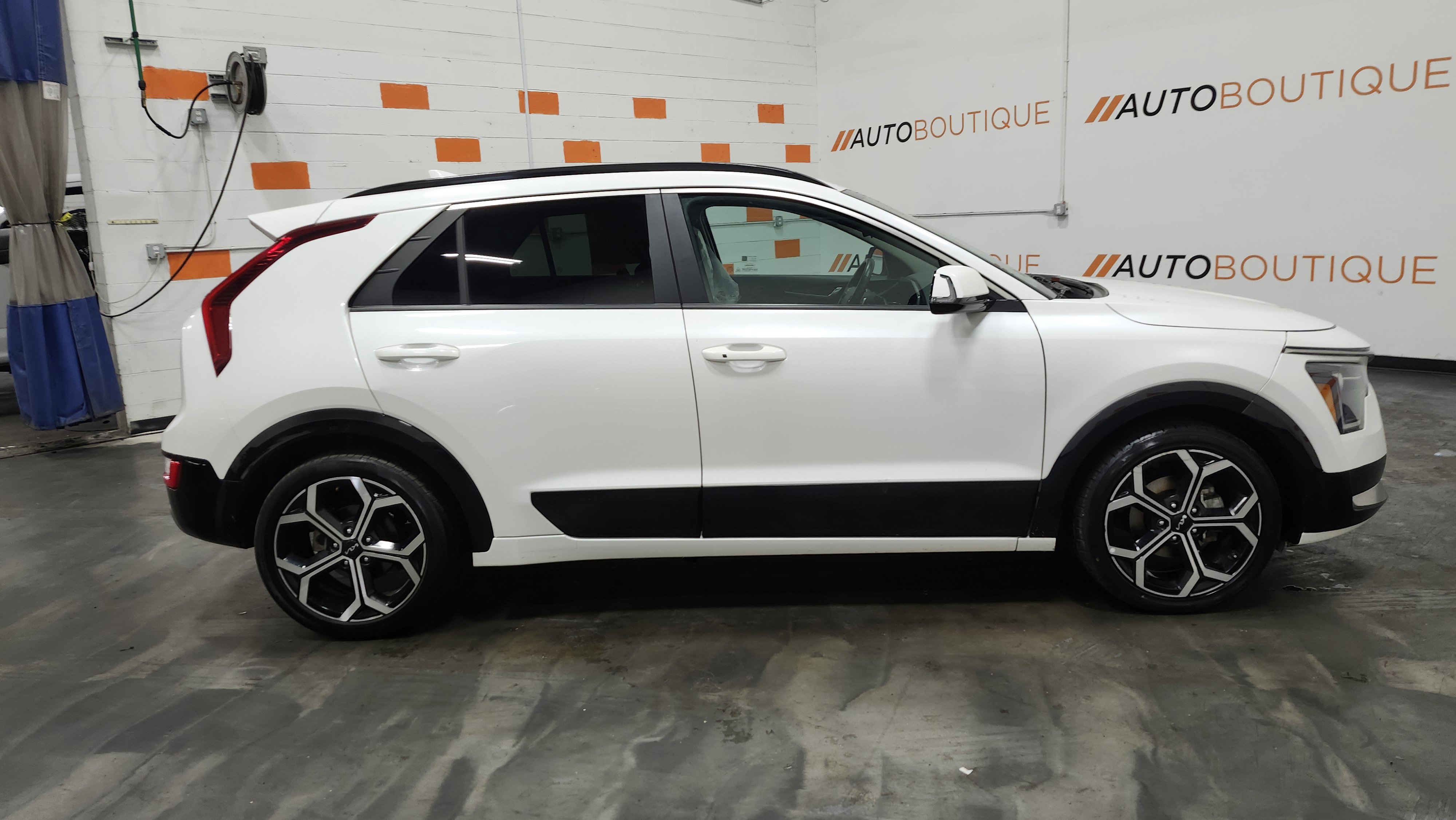 Used 2023 Kia Niro EX Touring image 19