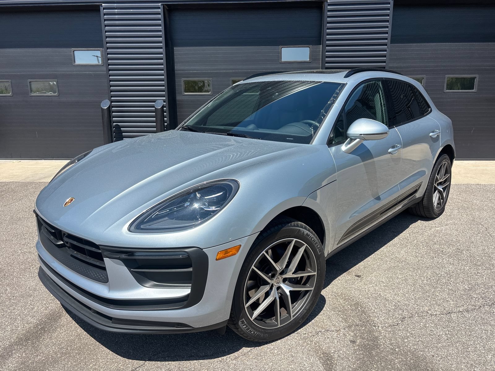Used 2025 Porsche Macan AWD/4WD image 1