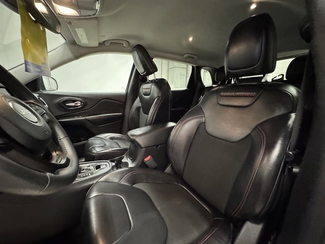 Used 2020 Jeep Cherokee Trailhawk image 16