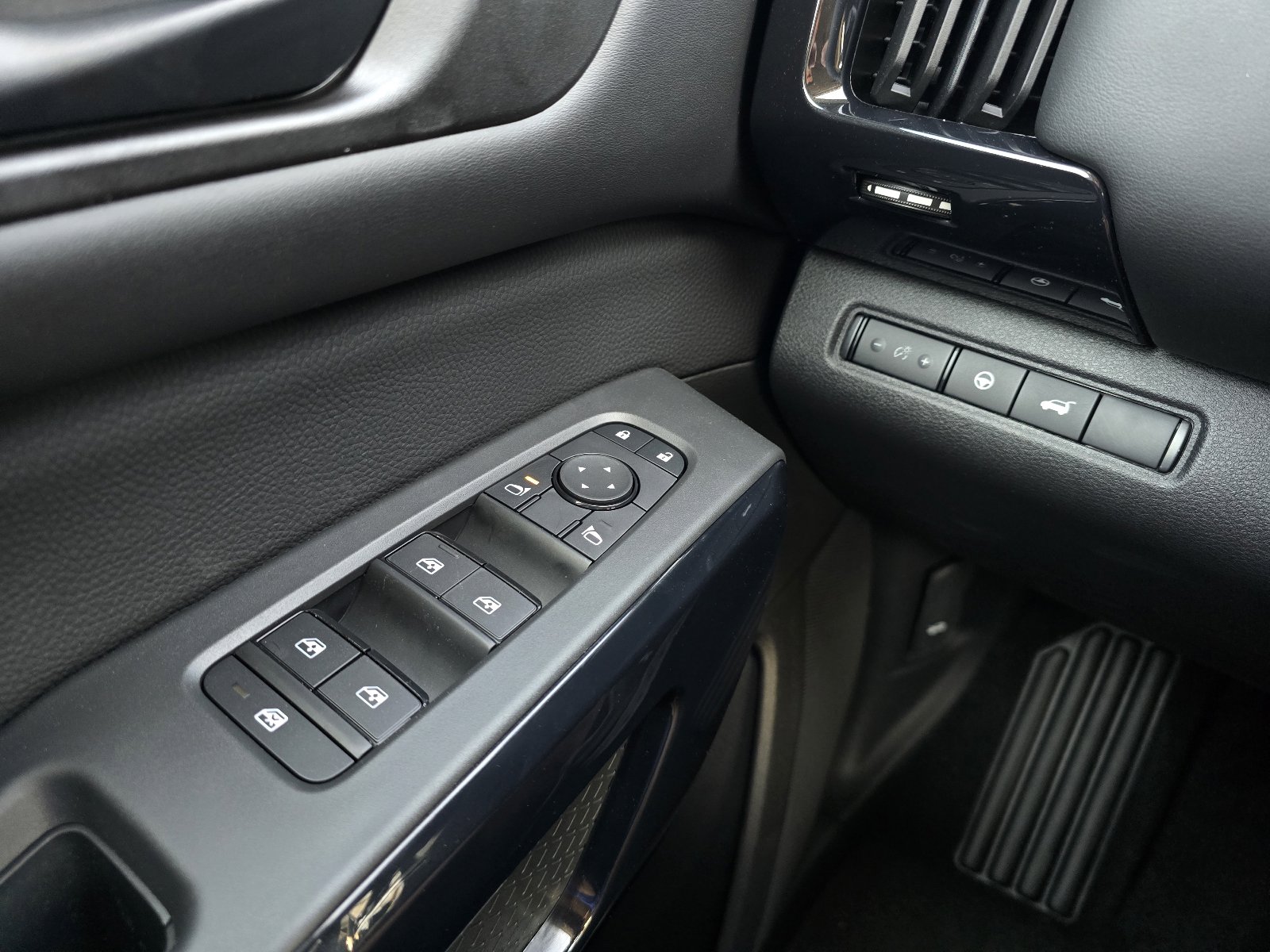 New 2026 Nissan Pathfinder SV image 22