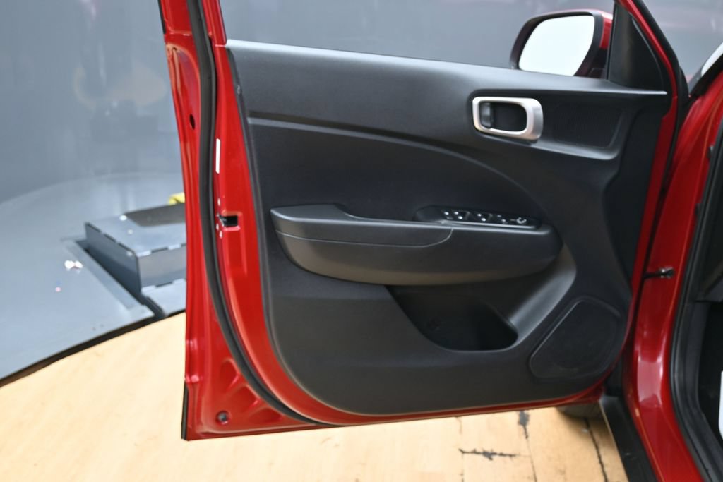 Used 2025 Hyundai Venue SE FWD image 35