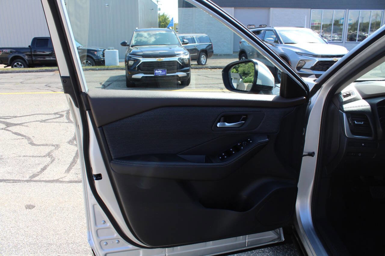 Used 2023 Nissan Rogue SV image 14