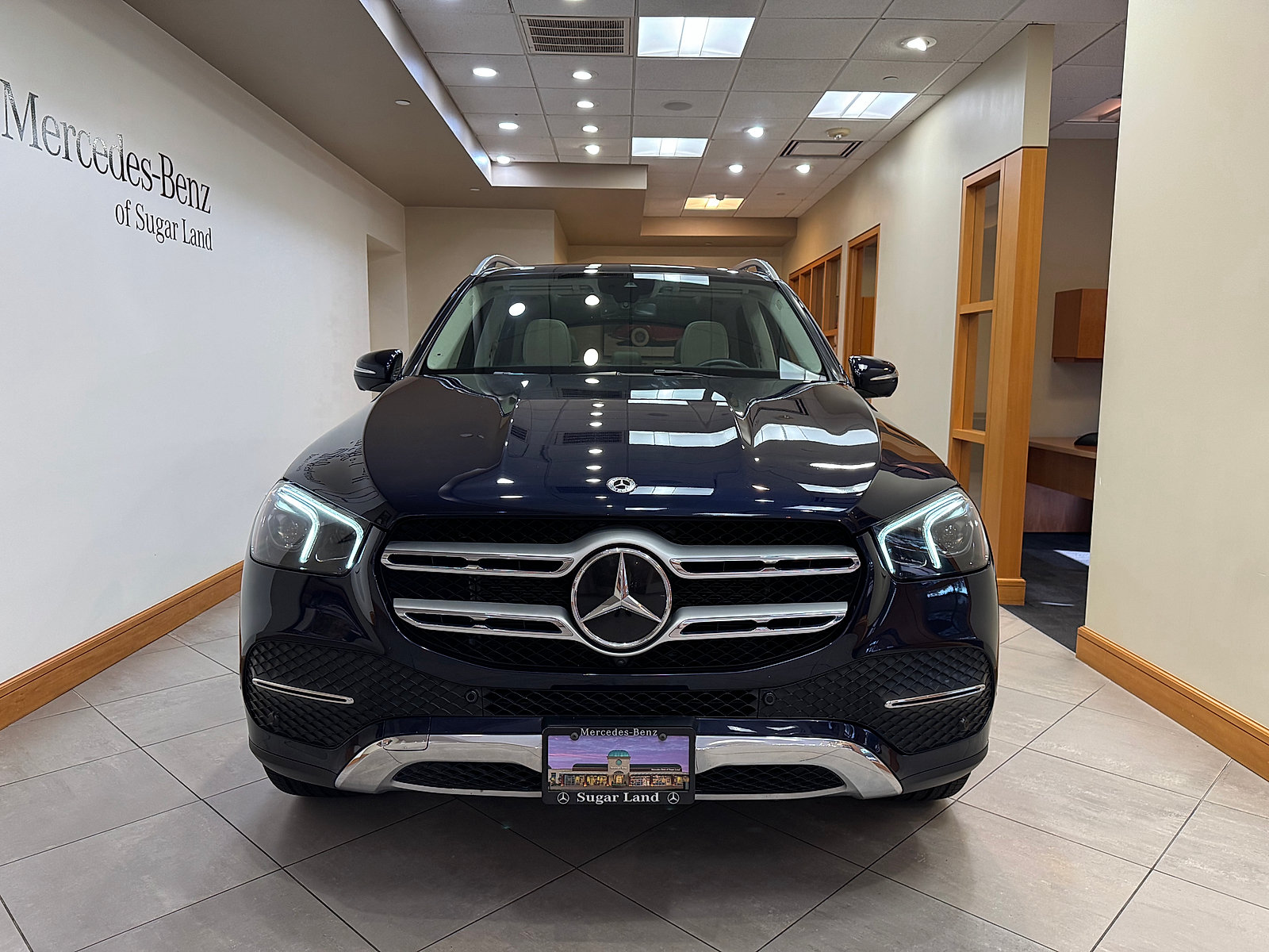 Used 2022 Mercedes-Benz GLE 350 4MATIC w/ Premium Package image 2