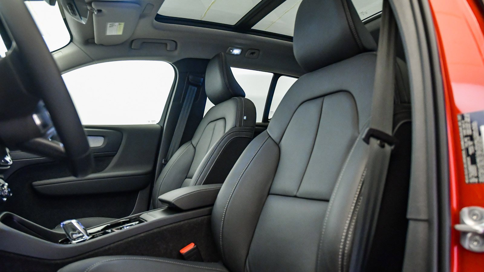 Certified 2025 Volvo XC40 B5 Ultra w/ Climate Package image 20