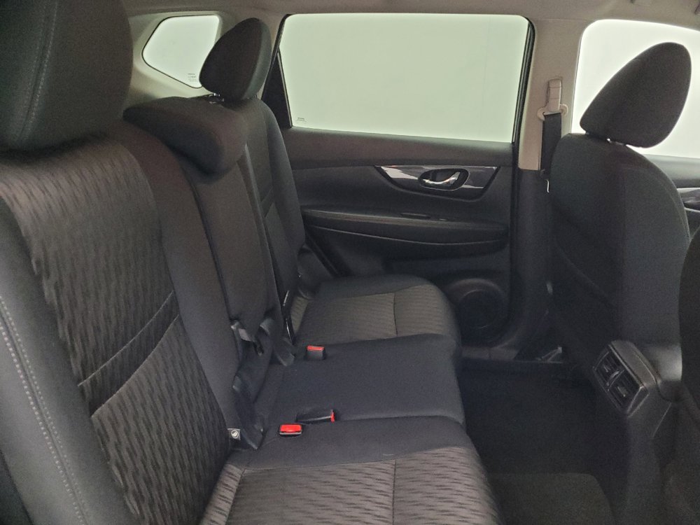 Used 2018 Nissan Rogue SV image 19