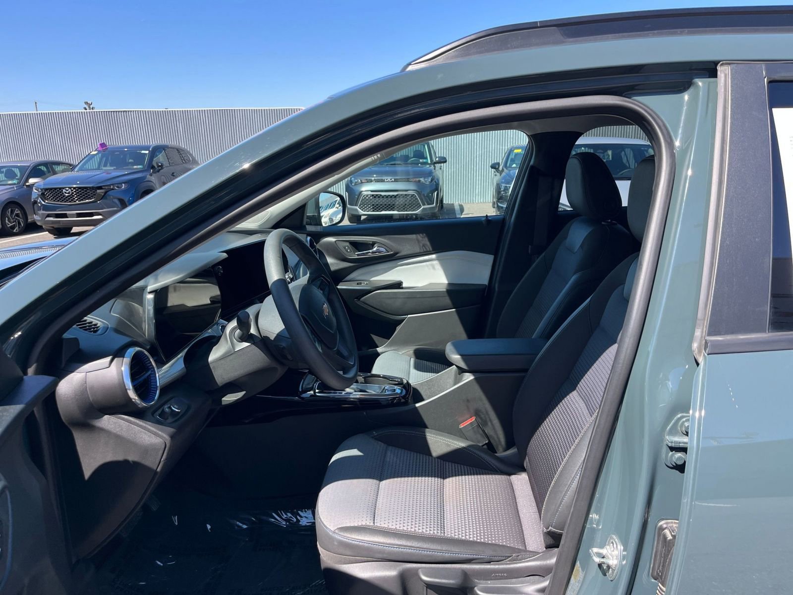Used 2025 Chevrolet Trax LT image 27