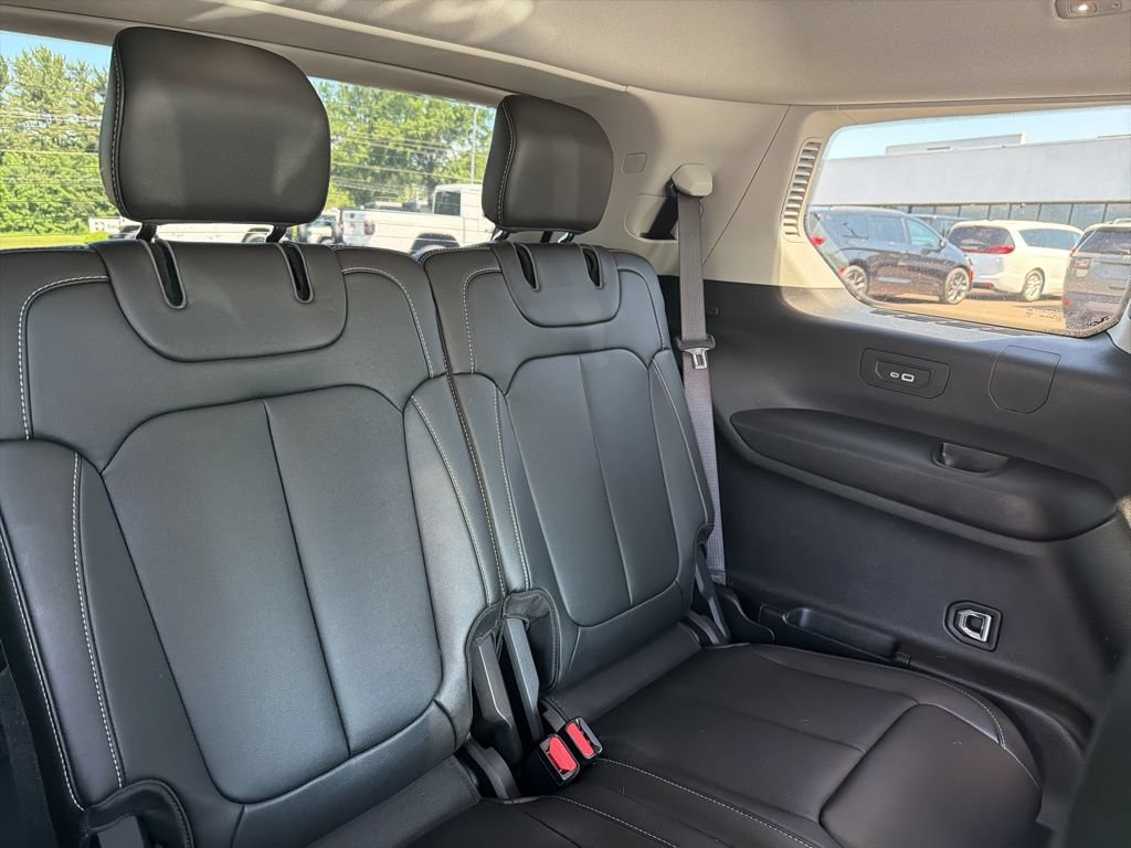 Used 2023 Jeep Grand Cherokee L Limited AWD/4WD image 12