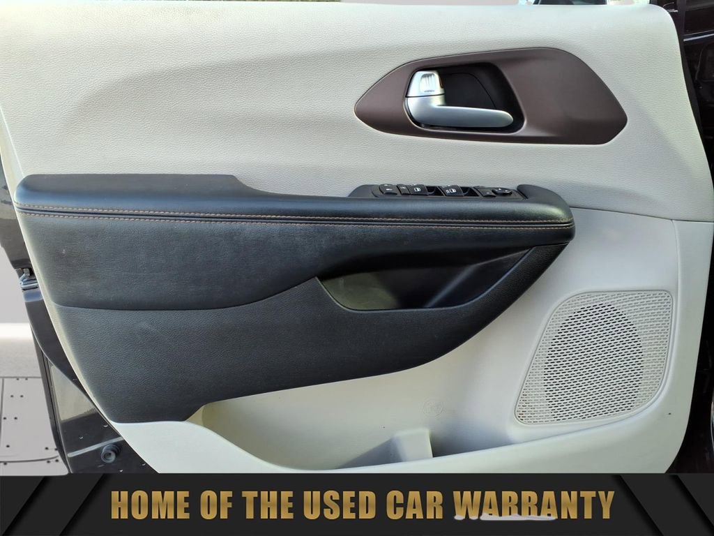 Used 2017 Chrysler Pacifica Touring-L image 12