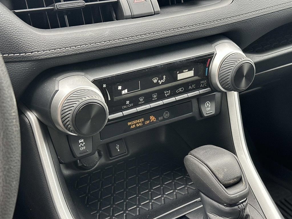 Used 2021 Toyota RAV4 LE image 29