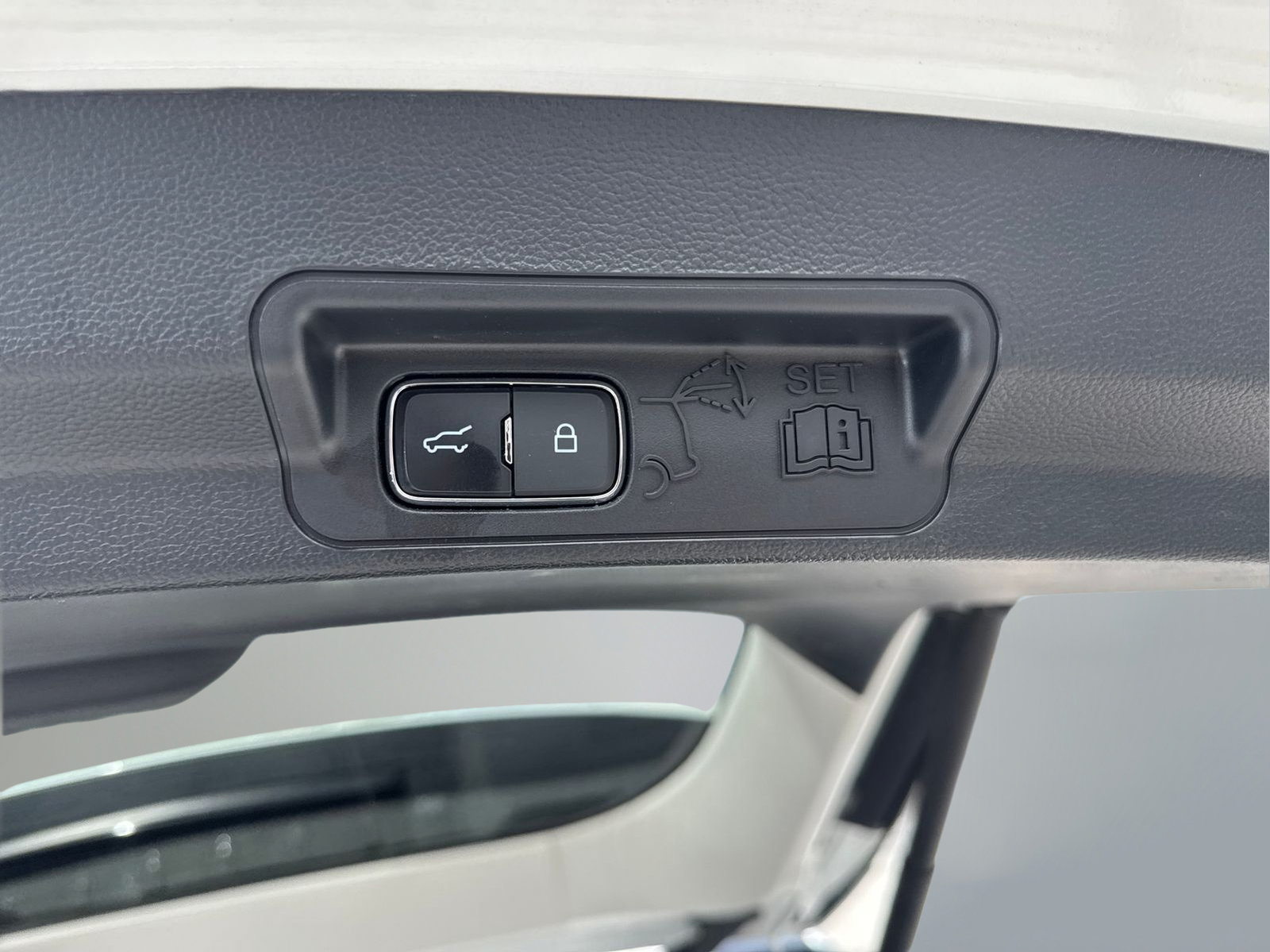 Used 2025 Ford Explorer Active RWD image 33