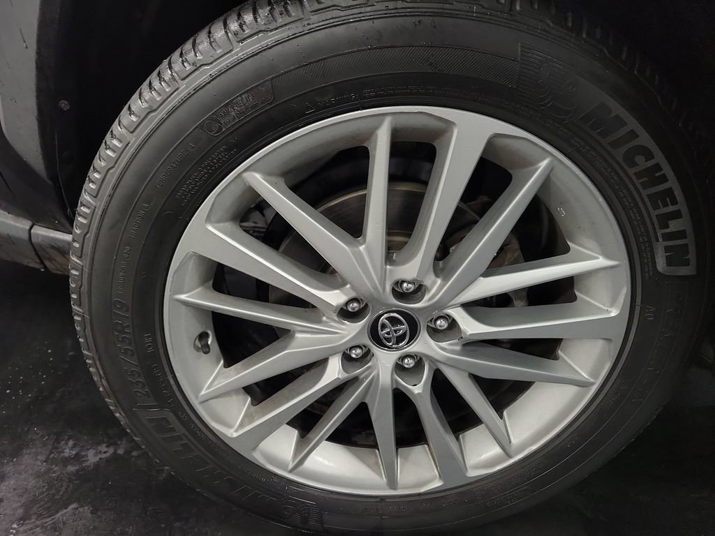 Used 2019 Toyota RAV4 LE FWD image 11