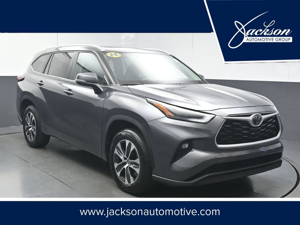 Used 2024 Toyota Highlander XLE FWD image 1