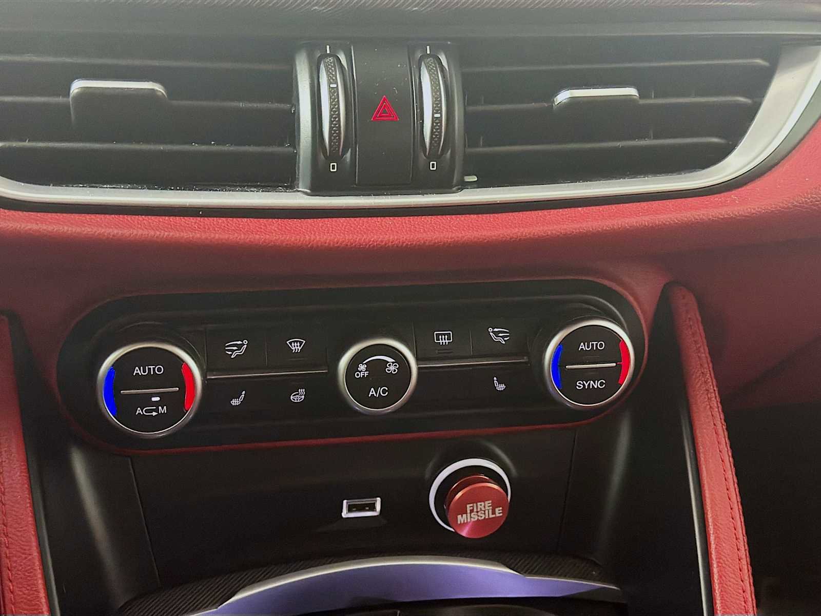 Used 2019 Alfa Romeo Stelvio Sport w/ Quick Order Package 22J Sport AWD/4WD image 17